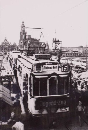 Dresden. Augustusbrücke mit Jugendzug