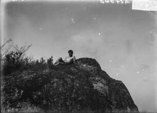 Auf einer Bergkuppe : Ernst Nowack beim Sonnenbaden auf einer Bergkuppe aus Trachyt