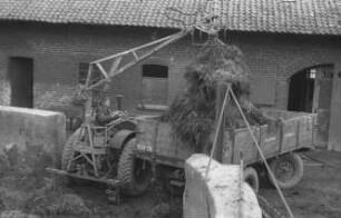 Fotografie: Be- und Entladen, Kran, Heckanbau, Festmist, Zweiachsanhänger