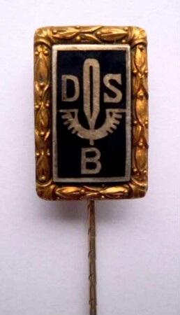 Goldene Ehrennadel Deutscher Stenografenbund (mit langer Nadel) : Sammlung Beinhorn. Goldene Ehrennadel Deutscher Stenografenbund (Aufschrift "DSB" mit geflügelter Feder auf schwarzem Grund, mit langer Nadel). Email, Metall, vergoldet; Maße (ohne Nadel) 18,5 x 12 mm (1926/1933). Dresden: SLUB R c 0187