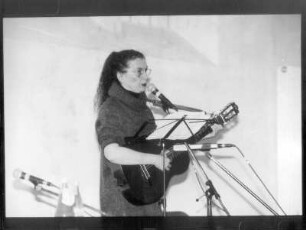 Bettina Wegner : Bettina Wegner (geb. 1947; Liedermacherin, Lyrikerin), singend mit Gitarre