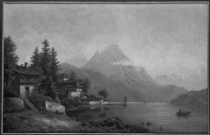 Gebirgssee mit Segelbooten auf dem Wasser