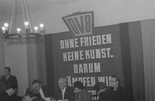Tagung der Volksbühne im Berliner Künstlerklub Möwe : Walter Maschke (Mitte) und Hans Rodenberg (2.v.l.) mit weiteren Teilnehmern