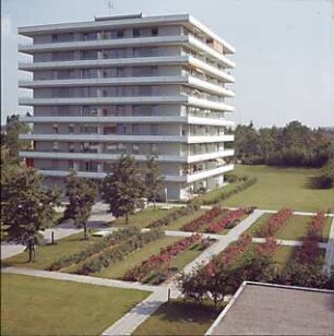 Hansjakob, Gottfried; München - Englschalking, Englschalkingerst. / Elektrastr.; Wohnanlage Cosimapark und Wohnanlage an der Englschalkinger-/ Elektrastraße - Cosimapark, Punkthaus und Außenanlage, Rosenbeete