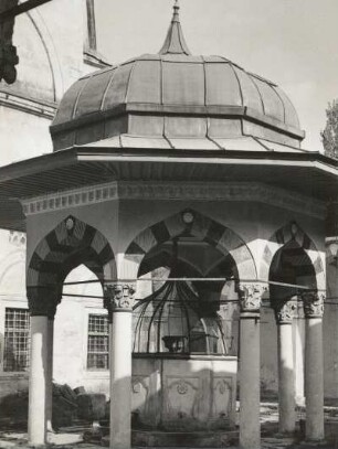 Schumen, Bulgarien. Tombul-Moschee (1744). Brunnenpavillon (Şadırvan) im Brunnenhof