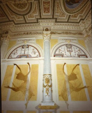 Wandkalender 1985 "Semperoper Dresden" (Wandgemälde im oberen Rundfoyer; Trickaufnahme mit zwei Tänzerinnen). Trickaufnahme mit zwei Diapositiven. Druckmaschinenwerk Planeta 