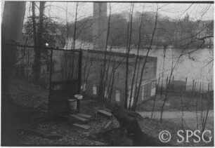 Mauerfall, Potsdam, Park Babelsberg, Hundezwinger am Ufer mit Maschinenhaus.
