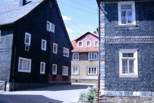 Straßen und anliegende Häuser, Schieferornamente