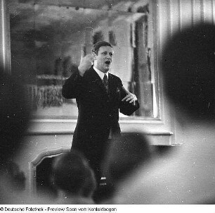Knabenchor Dresden. Probe unter Chorleiter Manfred Winter in der EOS (Gymnasium) "Romain Rolland", 1973.12. & Probe mit den Solisten des Knabenchores Dresden, am Flügel Chorleiter Manfred Winter