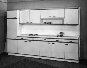 Anbauküche (Modell 2086/3) : Dresden-Hellerau. VEB Deutsche Werkstätten Hellerau. Hausmesse, 1986. Anbauküche (Modell 2086/3). Holz, beige beschichtet (1986; VEB Küchenmöbel Radeberg)
