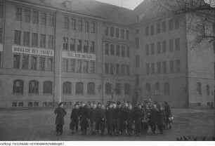 Dresden, Cotta, 34. Bezirksschule, sogenannte Rübezahlschule (ab 1959 34. POS Dresden): Schulgebäude: kriegszerstört, als Ruine und nach dem Wiederaufbau 1950. Im Gebäude wurde die erste Frauendienststelle eingerichtet, April 1950
