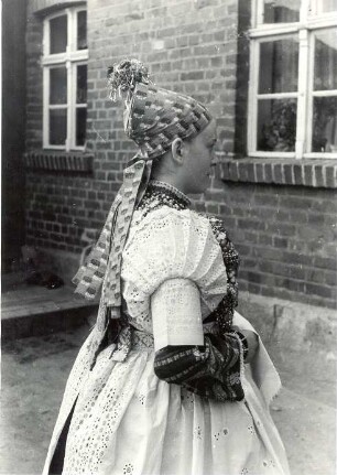 Brautjungfer aus Bluno : Kleidung - Hoyerswerdaer Tracht. Ort: Bluń / Bluno. Brautjungfer (zamama)