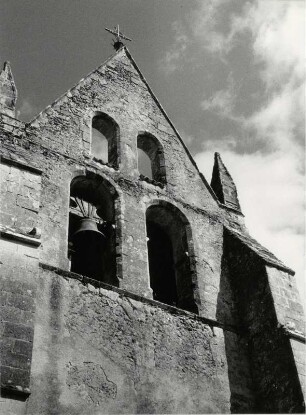 Der Glockenturm der romanischen Kirche St. Leger bei St. Symphorien