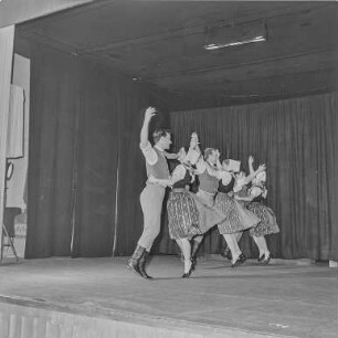 Szenenfoto aus dem Ballett "Die Abenteuer des Pumpot". Darbietung des Staatlichen Ensembles für sorbische Volkskultur