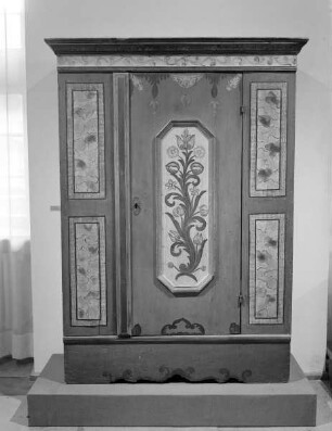 Eintüriger mit Blumen bemalter Schrank