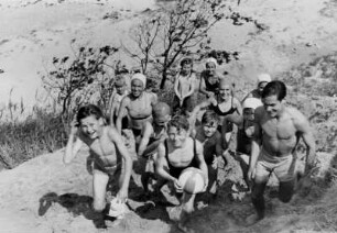 Zeltlager der "Falken" in Eckernförde. Jugendliche kommen vom Strand