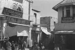 Straßenszene vor dem Hotel Continental : Straßenszene vor dem Hotel Continental in Jerusalem.