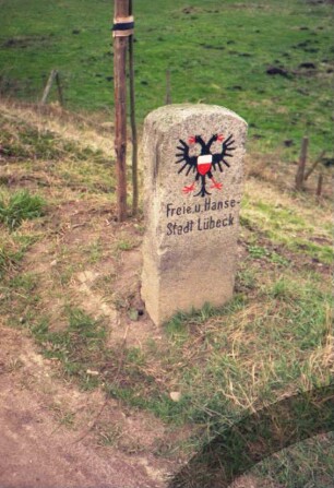 Kreis Herzogtum Lauenburg: Grenzstein mit Lübecker Doppeladler und Aufschrift "Freie u. Hanse-Stadt Lübeck"