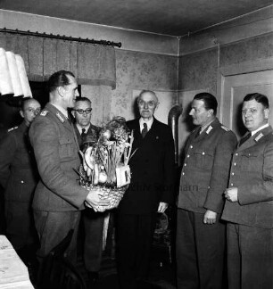 Polizeirevier Ahrensburg: 80. Geburtstag des Gendarmeriemeisters Johannes Sievers: Überreichung eines Präsentkorbes im Beisein des Leiters der Polizeiinspektion Bad Oldesloe Polizeihauptkommissar Ernst Werft und Gästen