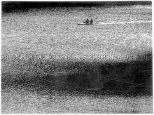 Zwei Paddler auf großer Wasserfläche