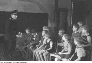 "Volkskontrolle". Verteilung beschlagnahmter Waren an Bedürftige und Schulkinder durch die Volkskontrolle, 1950