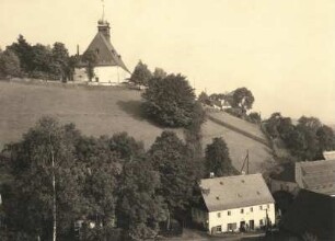 Olbernhau-Oberneuschönberg. Blick zur Kirche von Westen