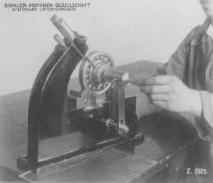Rundlaufprüfung für Kugellager mittels Schreibstift (Daimler) : Technikgeschichte | Maschinenbau | Maschinenelemente | Das Kugellager und seine Anwendung