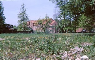 Rathaus, davor Wiese