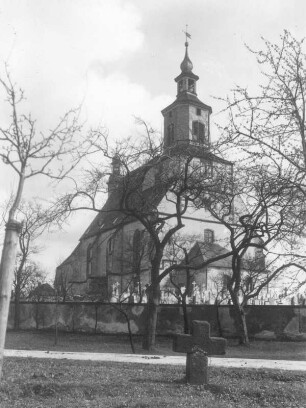 Pfarrkirche und Steinkreuz : Seelitz, Ansicht der Pfarrkirche St. Annen mit Steinkreuz (K 80) von Nordwesten
