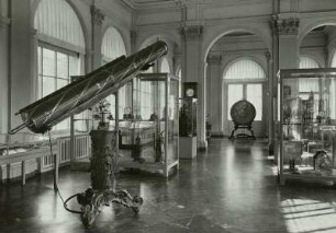 Ausstellungsraum, im Vordergrund Spiegelfernrohr von Zimmer und Merklein aus Löser-Werkstatt : Technikgeschichte | Grundlagen der Technik, Wissenschaft und Kultur | Geräte, Werkzeuge | Wissenschaftliche Instrumente
