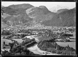 Österreich, Hallein. Blick auf Hallein mit Dürrnberg und Hohem Göll