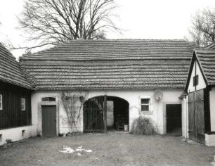 Radebeul, Paradiesstraße 66/68. Sogenannter Grundhof (1750/1850). Hof mit Nebengebäude