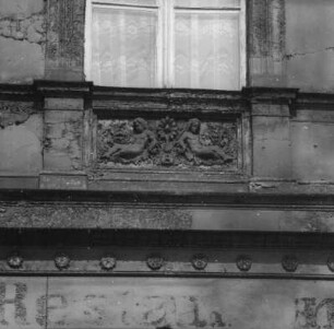 Cottbus-Mitte, Gerichtsplatz 1. Wohn- und Geschäftshaus (2. H. 19. Jh.). Brüstungsfeld mit Relief