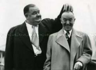 Stan Laurel und Oliver Harrdy im Hafen von Southampton