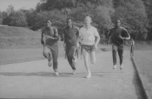 Hennef, Sövener Straße 60. Sportschule, Bundesleistungszentrum für Boxen und Ringen. Die Leichtathleten Potter, Gisaw, Ansah und Oyeyemi beim Lauftraining