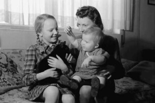 Bukarest: Familie Stenzel [Frau Stenzel und Töchter]
