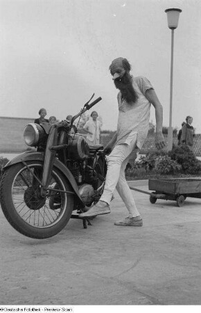 Clown mit Motorrad