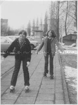 Zwei Mädchen auf Rollschuhen (Altersgruppe 14-17)