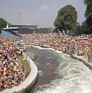 Hansjakob, Gottfried; Augsburg - Spickel, Am Eiskanal 30A; Kanuslalom Olympiastrecke, Freiflächengestaltung - Wettkampfstrecke während Olympiade, Tribünen mit Zuschauern, Blick Richtung Norden