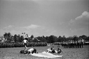 Bukarest: 1. Staatsjugendtag, fliegender Hitlerjunge