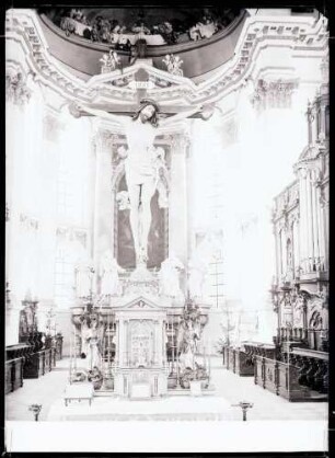 Klosterkirche; Gotisches Kruzifix mit Kreuzaltar