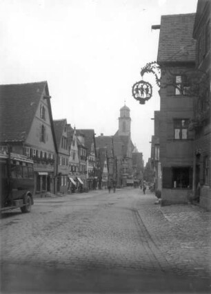 Dinkelsbühl. Segringer Straße. Blick nach Osten zur Stadtpfarrkirche St. Georg