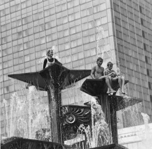 X. Weltfestspiele. Am Alexanderplatz klettern Jugendliche in die Brunnenschalen