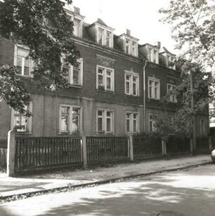 Dresden-Kaditz, Waldemarstraße 7/9. Doppelwohnhaus mit Einfriedung (um 1904). Straßenansicht von Südosten