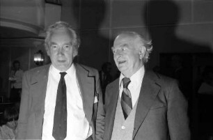27. Tagung 1977 Chemiker; Sitzreihen im Theater: Sir Derek H. R. Barton, Linus C. Pauling