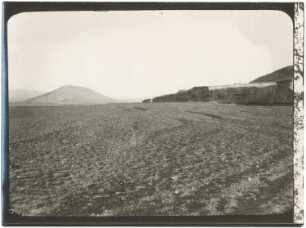 Alte Terrasse des Quencahuira bei Achacachi mit dem Cerro Avichaca