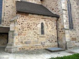 Stadtkirche - Chor und Langhaus im Nordosten mit Sakristei (skulpturierter Lavaboausfluss)