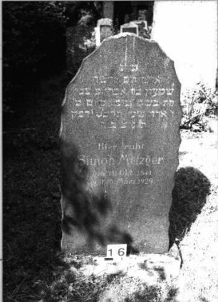 Grabstein 16 (Index: 100085348) Maße HxBxT: 80x60x24 cm Beschreibung: grob stelenhaft behauener Stein, Sockel Besonderheit: Hiob 1, 8 und 2, 3: Grabstein 16