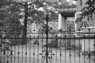 Dresen-Blasewitz. Villa. Teilansicht mit Einfriedung. Blick in den Garten