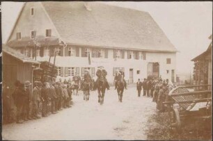 Lahr (?), Großherzog Friedrich I. mit Uniformierten zu Pferd vor Gasthaus.